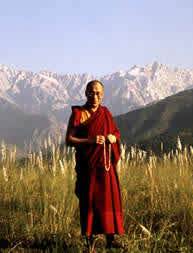 Dalaï Lama pieds nus